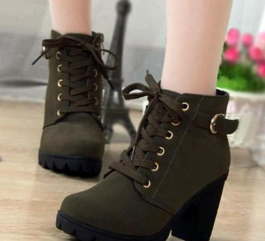 Knöchelhohe Wildleder-Stiefeletten mit Blockabsatz