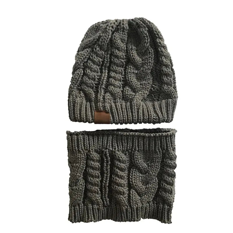 Schal-Set mit Pferdeschwanzmütze und gestrickter Beanie