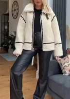 Lammwolle

Patchwork

Übergroß

Entspannt

Schick

Vielseitig

Atmungsaktiv

Stilvoll

Funktional

Saisonal
