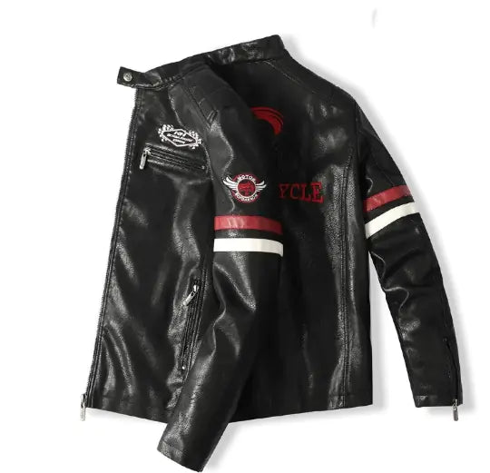 Leder-Bikerjacke und Jeans