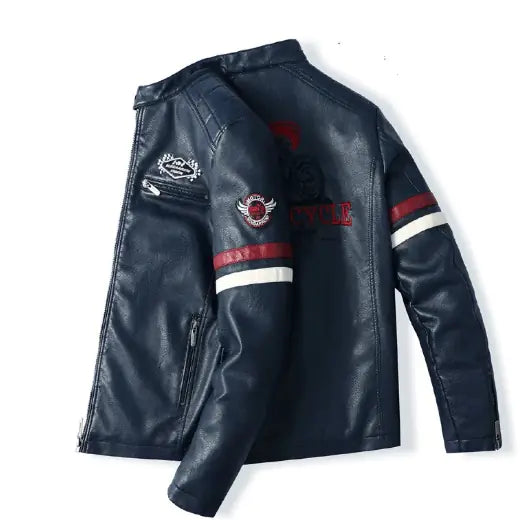 Leder-Bikerjacke und Jeans
