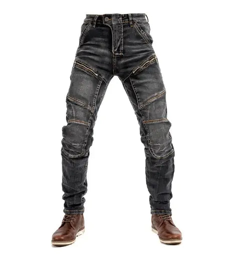 Leder-Bikerjacke und Jeans
